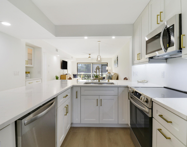 1001 Pinecrest Circle - Photo Thumbnail 5