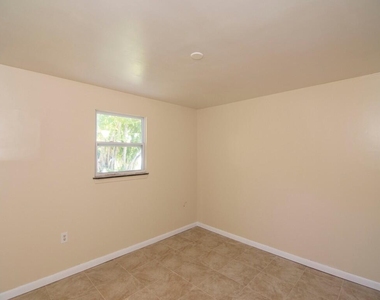 8604 Brookline Avenue - Photo Thumbnail 12