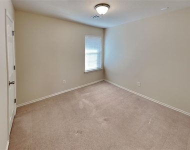 21886 Pioneer Circle - Photo Thumbnail 14