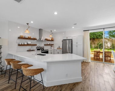 13531 Fountain View Boulevard - Photo Thumbnail 7