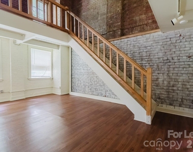 203 W Liberty Street - Photo Thumbnail 7