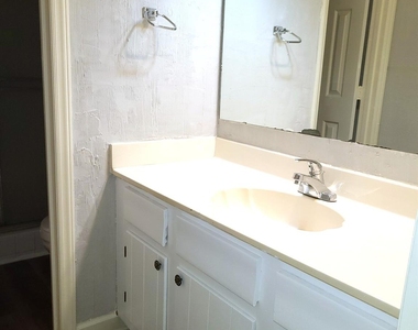 2141 Selwyn Avenue - Photo Thumbnail 8