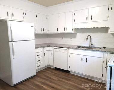 2141 Selwyn Avenue - Photo Thumbnail 2