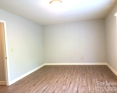 2141 Selwyn Avenue - Photo Thumbnail 5