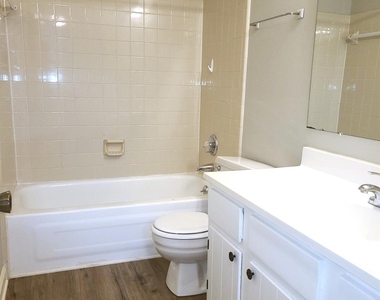 2141 Selwyn Avenue - Photo Thumbnail 4
