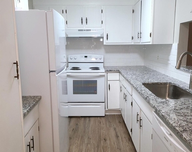 2141 Selwyn Avenue - Photo Thumbnail 2