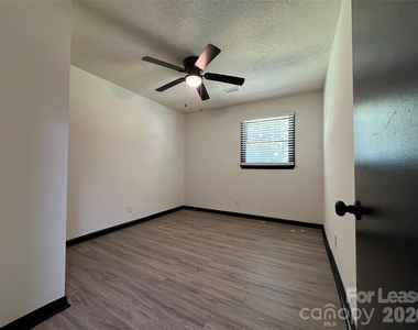 1214 Northwoods Drive - Photo Thumbnail 9