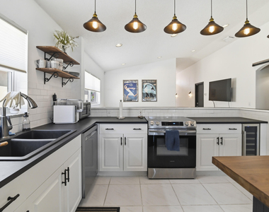 5690 Green Island Drive - Photo Thumbnail 7