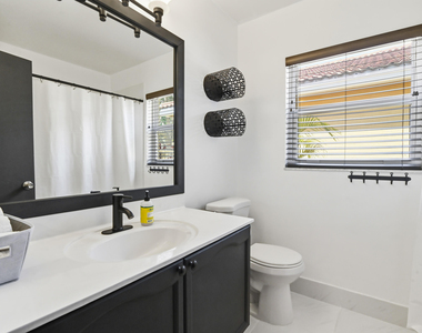 5690 Green Island Drive - Photo Thumbnail 12