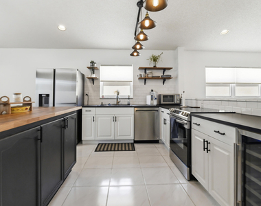 5690 Green Island Drive - Photo Thumbnail 5