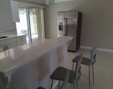 212 Palmetto Drive - Photo Thumbnail 2