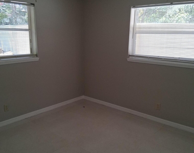 212 Palmetto Drive - Photo Thumbnail 7