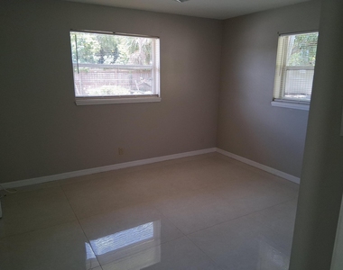 212 Palmetto Drive - Photo Thumbnail 5