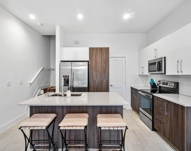 2211 Florida Boulevard - Photo Thumbnail 6