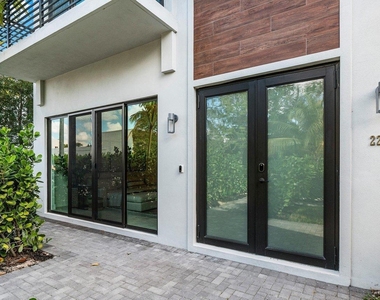 2211 Florida Boulevard - Photo Thumbnail 2