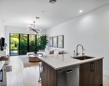 2211 Florida Boulevard - Photo Thumbnail 8