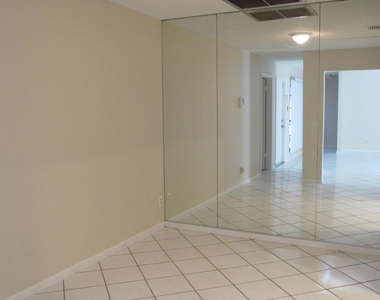 1065 Manor Drive - Photo Thumbnail 3