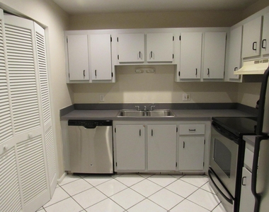 1065 Manor Drive - Photo Thumbnail 5