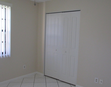 1065 Manor Drive - Photo Thumbnail 10