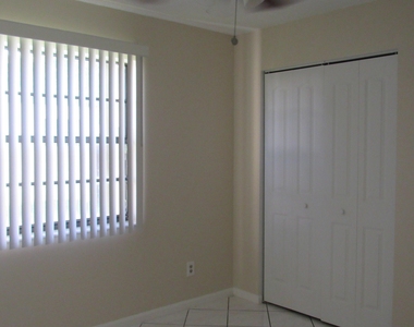 1065 Manor Drive - Photo Thumbnail 12