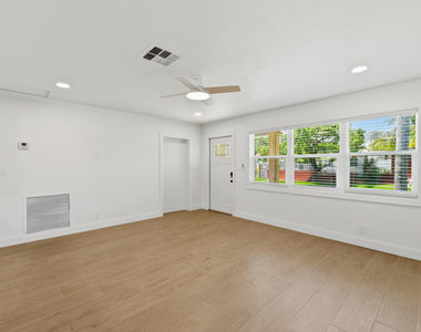 802 Lytle Street - Photo Thumbnail 5