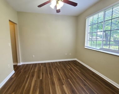 1955 Freeport Drive - Photo Thumbnail 12