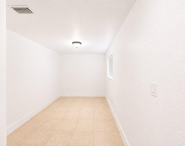 990 Nw 1st Street - Photo Thumbnail 6