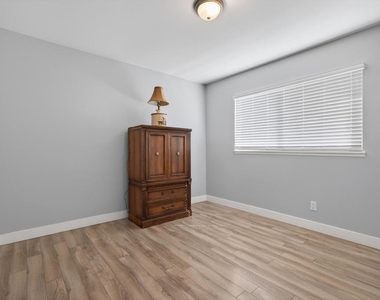 4351 Frost Drive - Photo Thumbnail 3