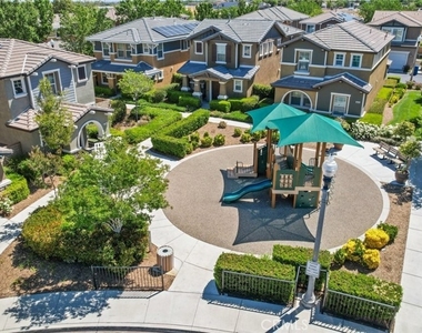 2658 Greenwood Court - Photo Thumbnail 4