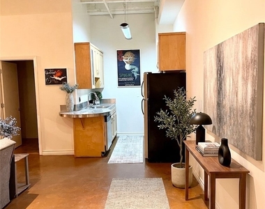 312 W 5th Street - Photo Thumbnail 7