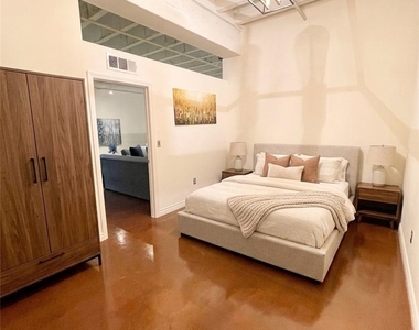 312 W 5th Street - Photo Thumbnail 8