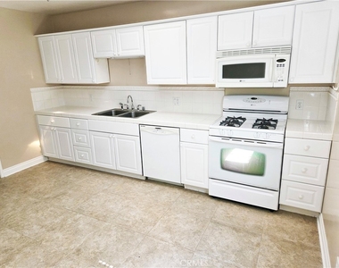 15219 Wyandotte - Photo Thumbnail 27
