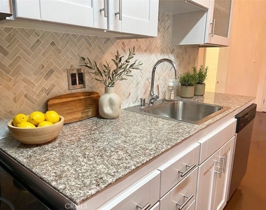 312 W 5th Street - Photo Thumbnail 8