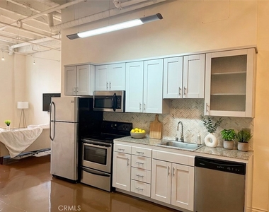 312 W 5th Street - Photo Thumbnail 3