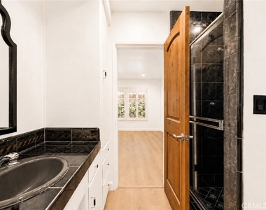 22204 Avenue San Luis - Photo Thumbnail 19
