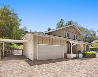 22204 Avenue San Luis - Photo Thumbnail 4