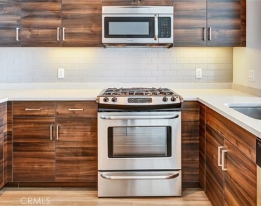 100 Van Ness Avenue - Photo Thumbnail 2