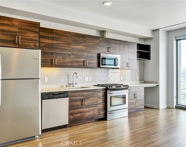 100 Van Ness Avenue - Photo Thumbnail 12