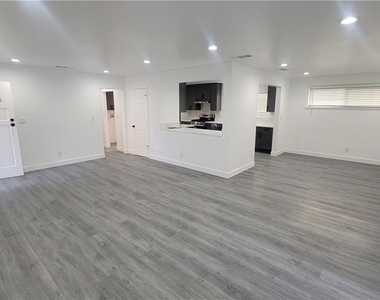 1605 E Santa Ana - Photo Thumbnail 5