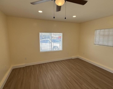 2624 Caulfield Drive - Photo Thumbnail 6