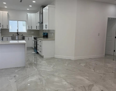 522 Stanford Rd - Photo Thumbnail 2