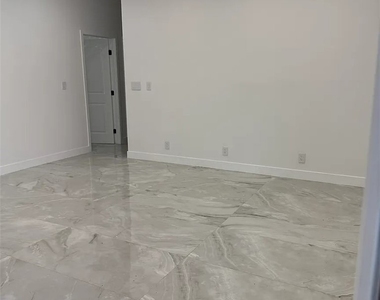522 Stanford Rd - Photo Thumbnail 3