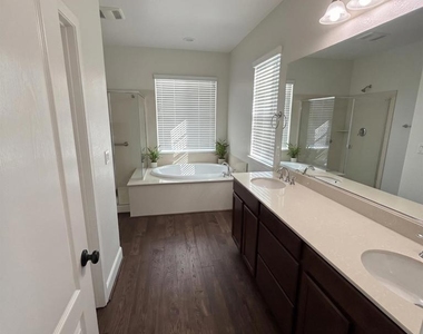 1826 Rosemary Dr - Photo Thumbnail 20