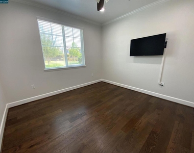 1826 Rosemary Dr - Photo Thumbnail 9