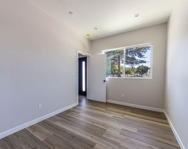 6702 Balboa Boulevard - Photo Thumbnail 14