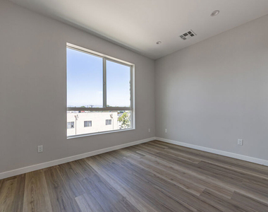 6702 Balboa Boulevard - Photo Thumbnail 23
