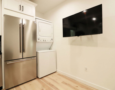 9040 Phyllis Avenue - Photo Thumbnail 5