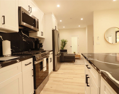 9040 Phyllis Avenue - Photo Thumbnail 7
