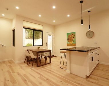9040 Phyllis Avenue - Photo Thumbnail 5