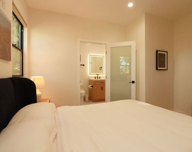 9040 Phyllis Avenue - Photo Thumbnail 12